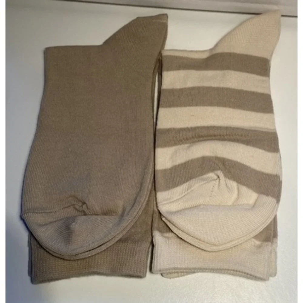 Calvin Klein Womens Crew Socks 2 Pack Neutral Beige Stripe Gift Tin‎ CK Logo
